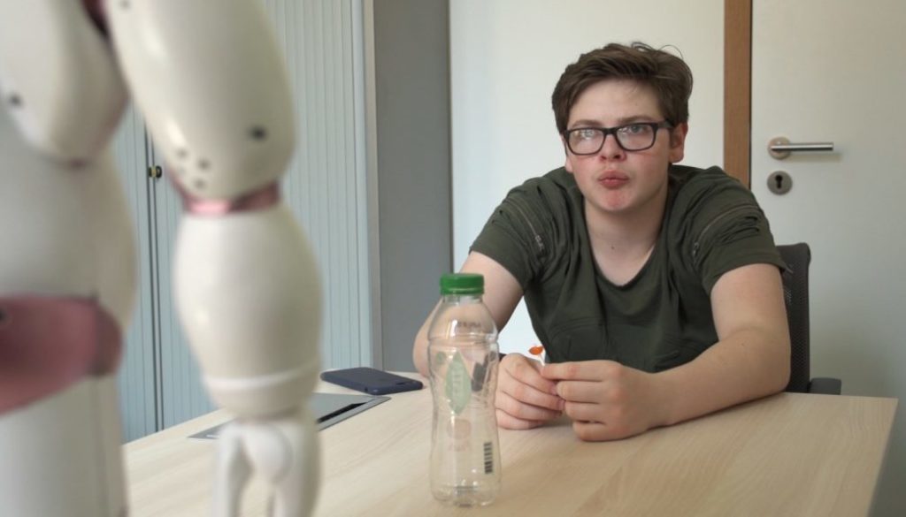 robot teaching children with autism to recognize and understand emotions
