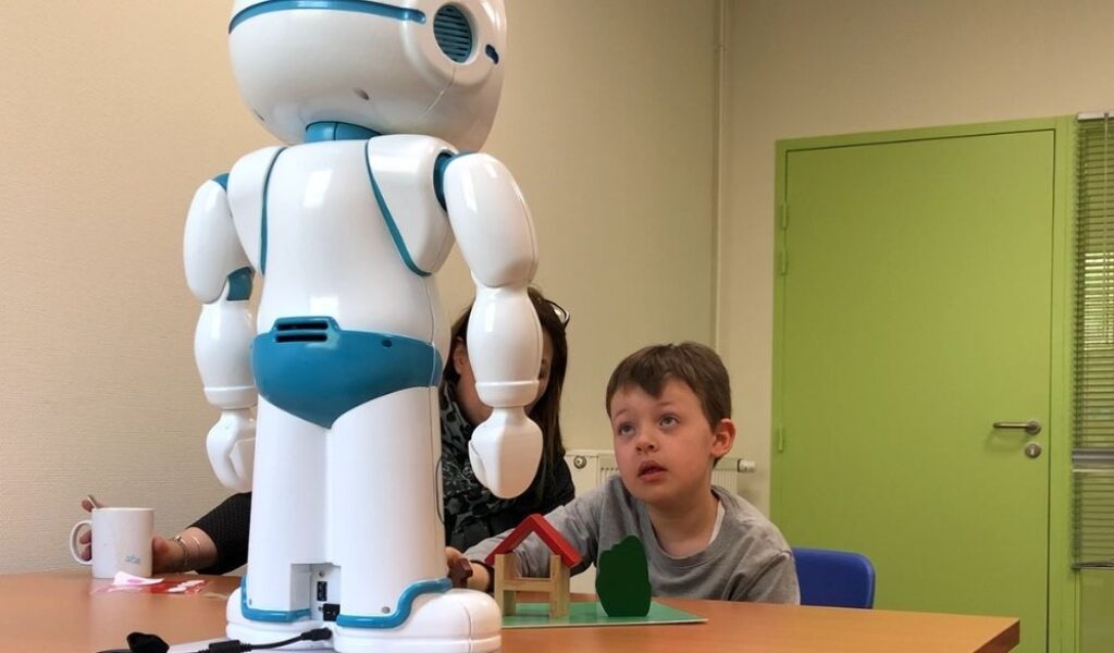 Robot helping children with autism to focus by behaving simple and understandable