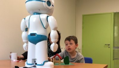 robot helping children with autism to focus