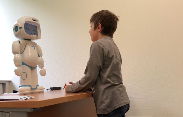 qtrobot-helping-child-with-autism-to-Improve-engagement