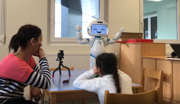 qtrobot-with-child-and-therapist-learning-session-at-therapistcenter