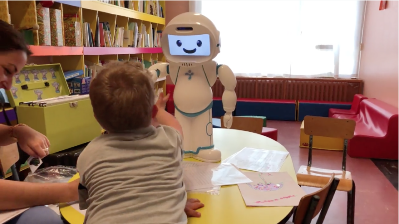 Qtrobot-helps-child-to-learn-reduce-anxiety-and-disruptive-behaviour
